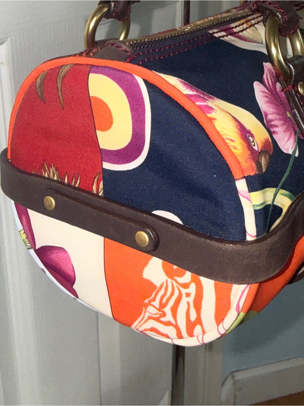 SALVATORE FERRAGAMO FÉRIA TOP HANDLE BARREL BAG #AQ-21 6900 - Picture 4 of 11